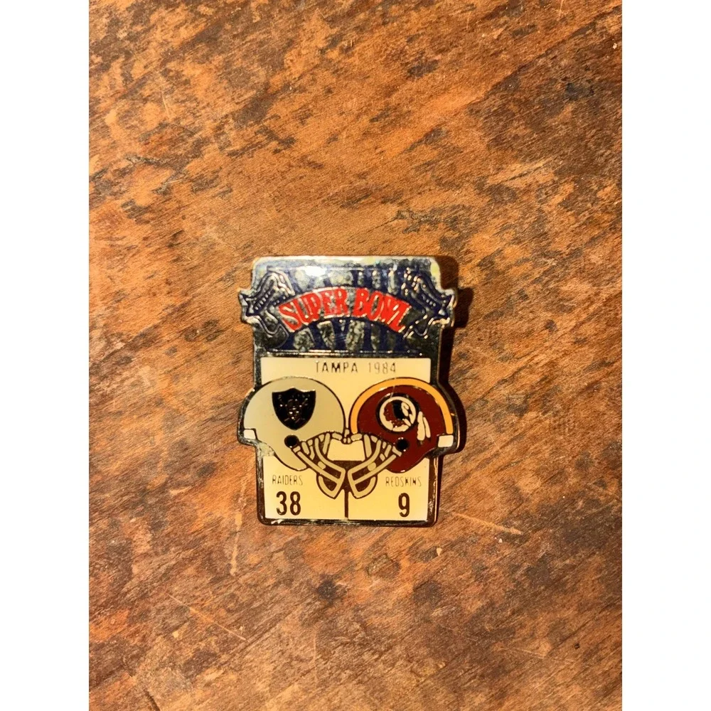 Super Bowl XVIII‎ 1984 Raiders 38 vs Redskins 9 Football Pin